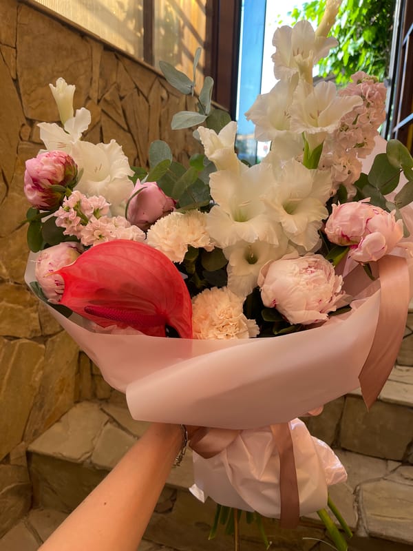 Floral arrangements documented in Kommunarka, Russia throughout afternoon
