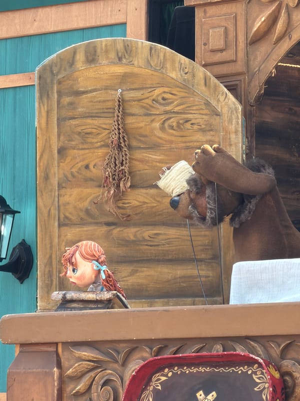 Puppet theater draws families to Khimki park on sunny Sunday