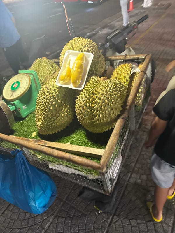 Đà Nẵng street life: durian vendors and evening stage performance