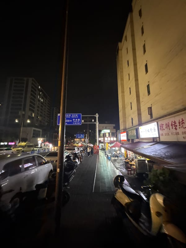 Outdoor dining captured in Chongqing's Shapingba District