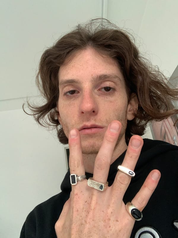 Man with distinctive rings observed in Buenos Aires