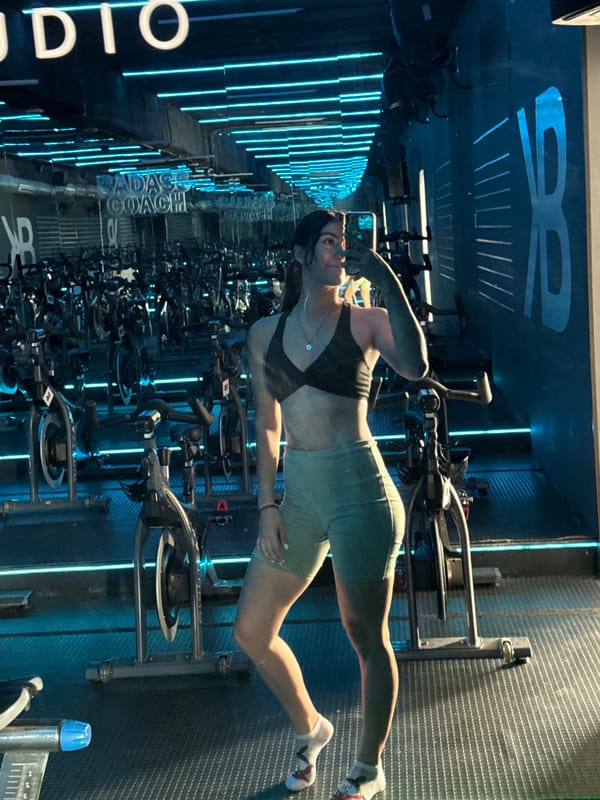 Everyday moments captured in Puebla cafés and indoor spaces