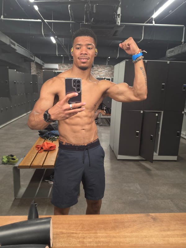 Post-workout mirror selfies at a Varna gym