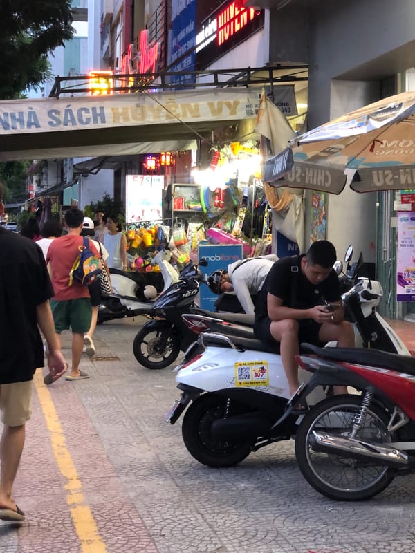Street life, food, and city textures across a Da Nang morning