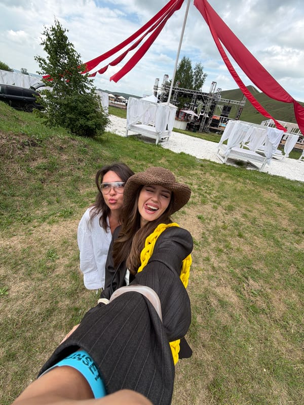 Outdoor event and candid moments at a grassy Дрокино venue