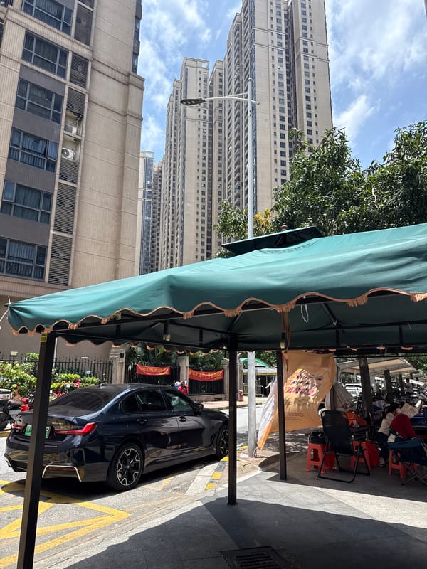 Morning street life documented in Guangzhou's Haizhu District