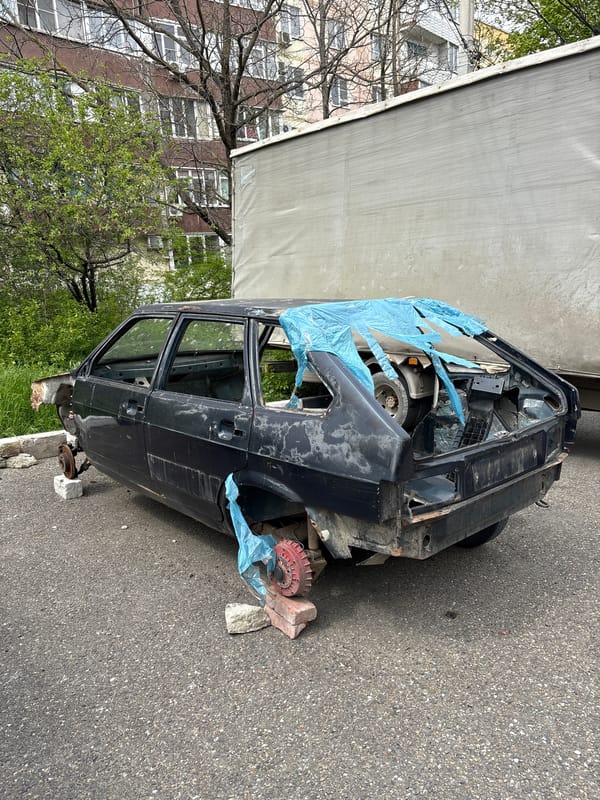 Spring contrasts documented in Gelendzhik: abandoned car, blooming lilacs