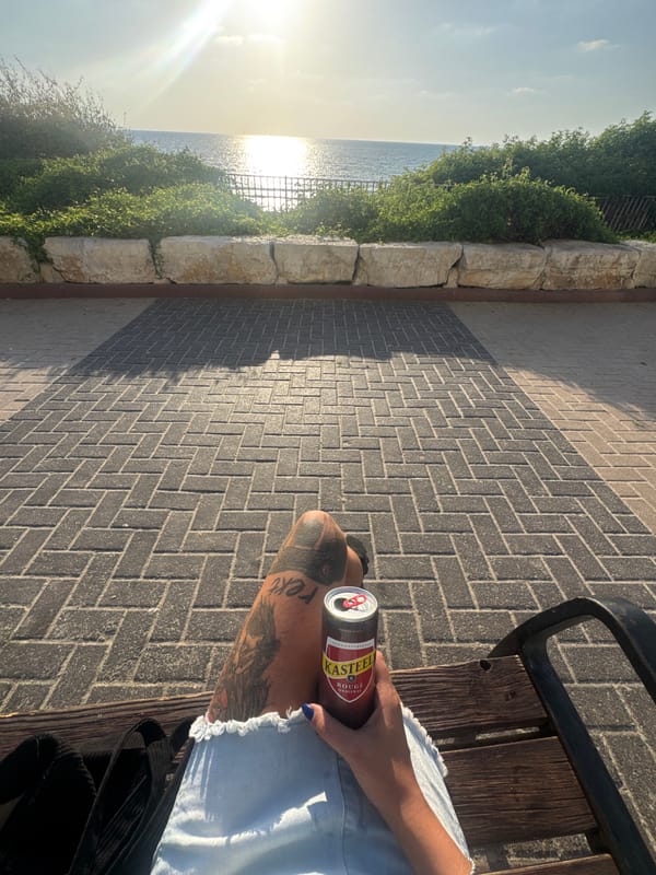 Beachside bench session with Kasteel Rouge and ocean views
