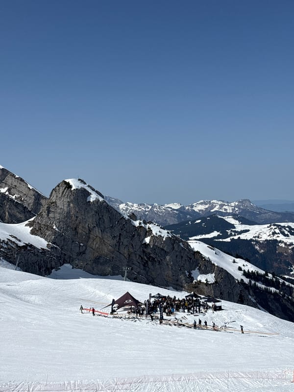 Crowded skiing event draws participants to La Clusaz slopes