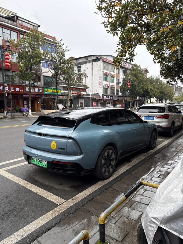 Rainy morning scenes captured in traditional Wulingyuan mountain town