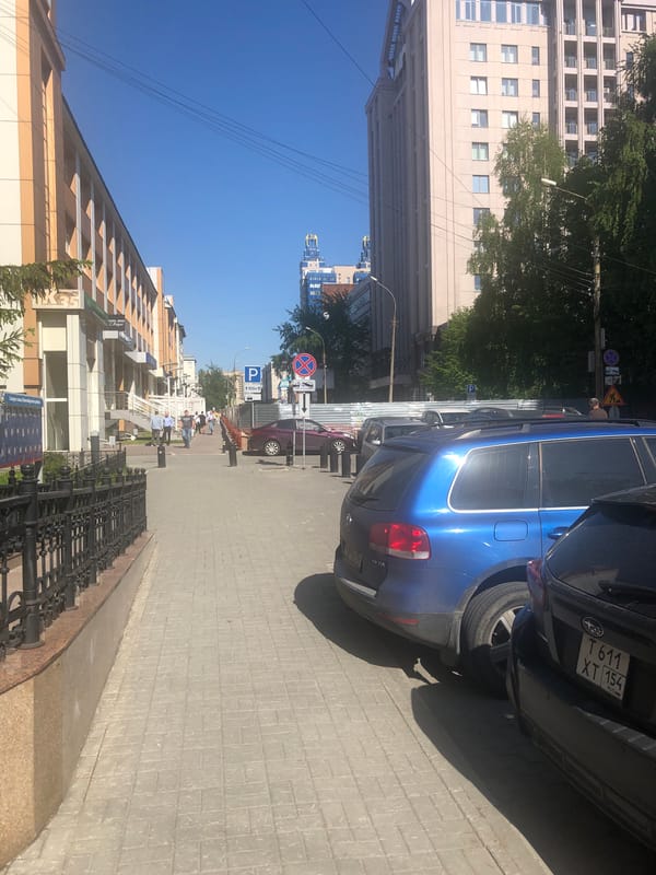 Urban street scene with parked vehicles captured by witness