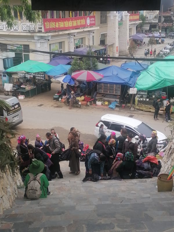 Morning life documented across foggy Sa Pa Ward markets