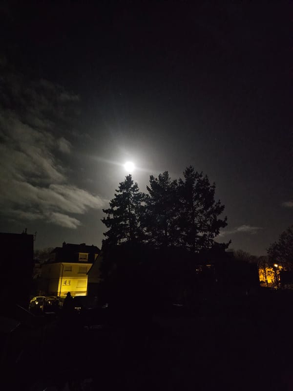 Full moon photographed by witnesses in Luxembourg