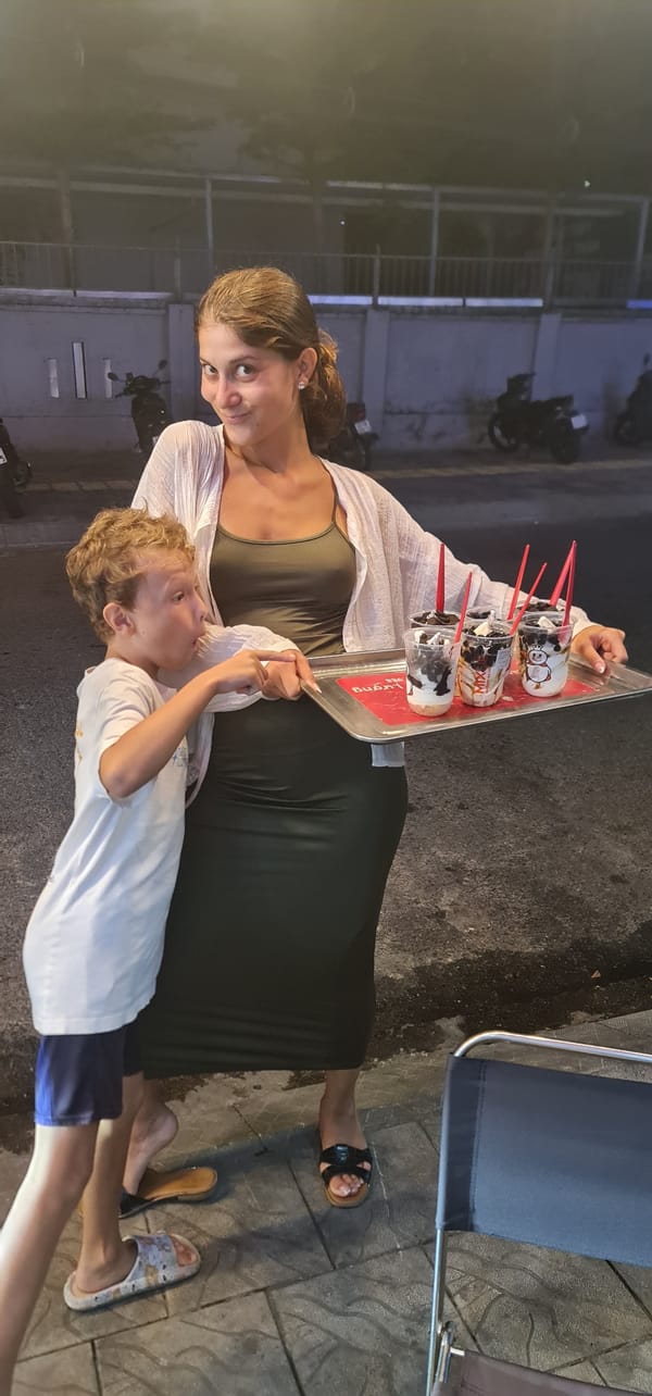 Evening stroll and dessert moments captured in Đà Nẵng