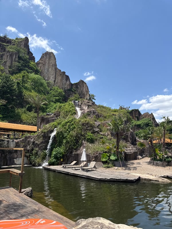 Early morning visits to waterfall resort in Keqiao District