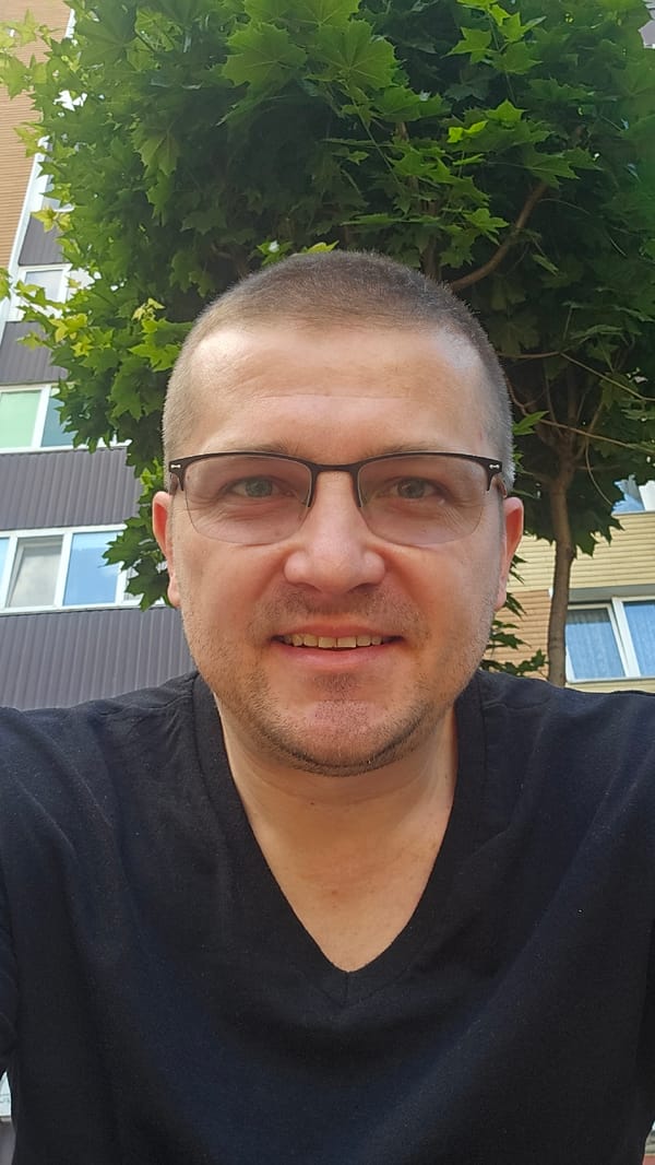 Man documents afternoon visit to Kyiv pond with selfies