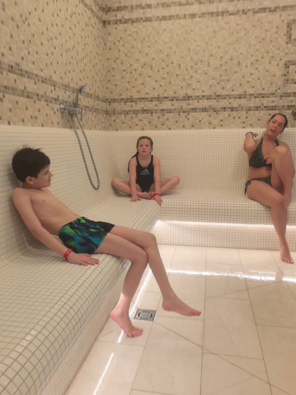 Family spends morning at Nizhny Novgorod indoor water park