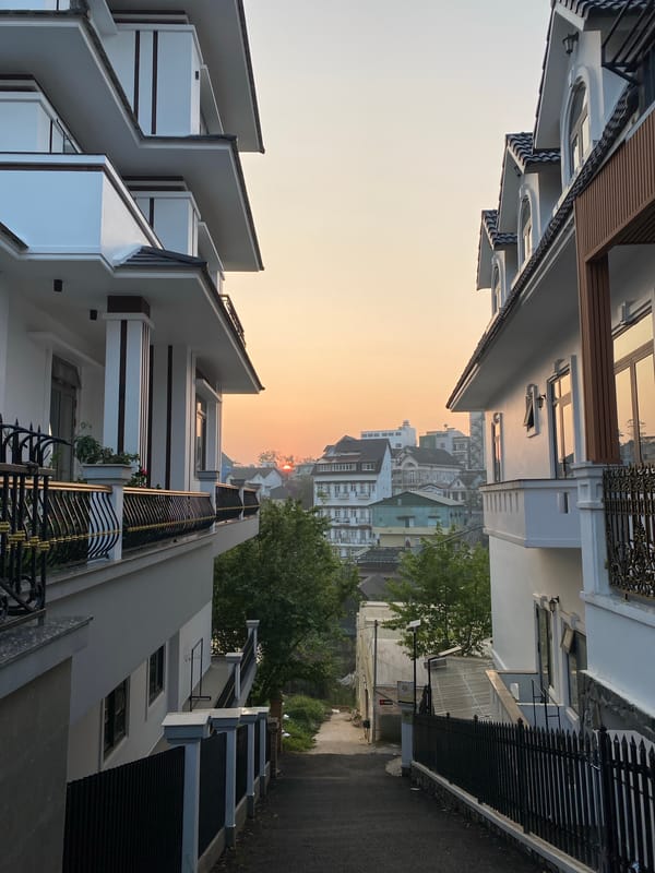 Evening street documentation in Đà Lạt's Lâm Viên district
