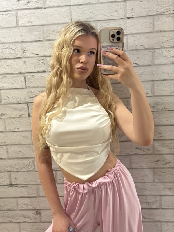 Selfie session inside a Saint Petersburg space, white and pink outfit