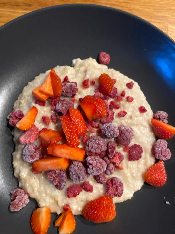 Breakfast porridge with berries documented in Lommedalen, Norway