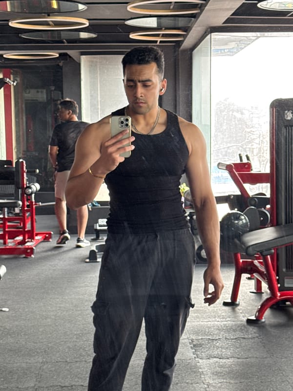 Late-night gym session captured in Kolkata selfies
