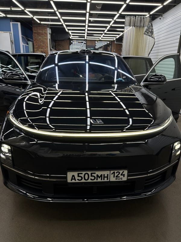 Auto service facility processes multiple vehicles in Krasnoyarsk