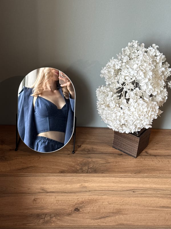 Woman documents morning hair routine in Chaikovsky bathroom selfies