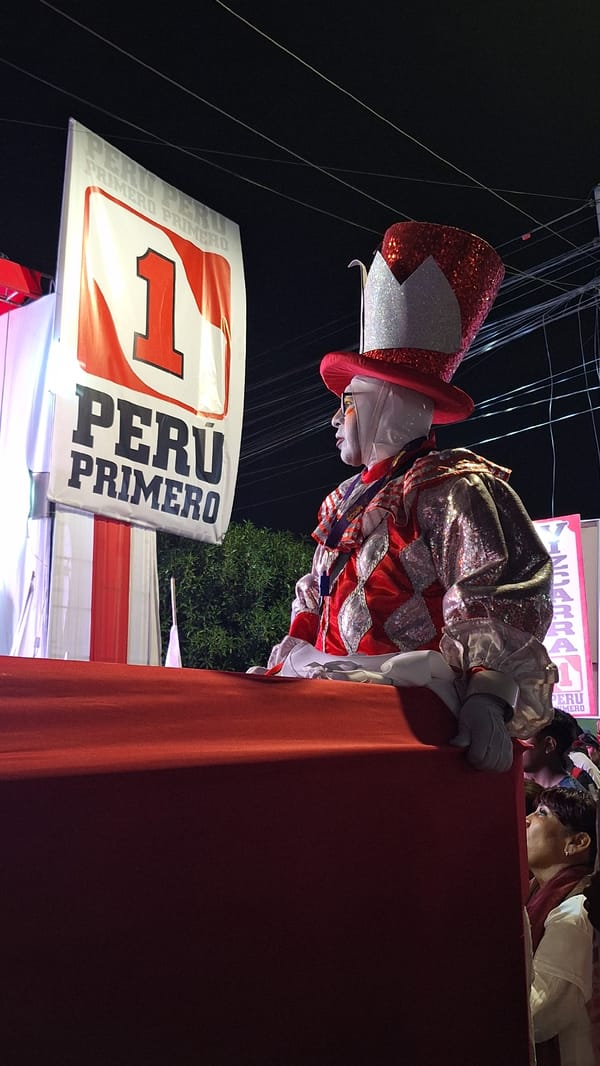 Nighttime Peruvian political rally features "PERÚ PRIMERO" banner