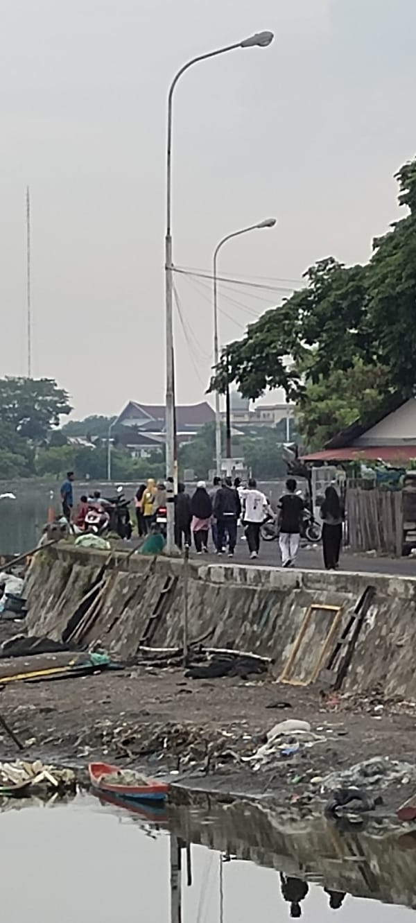 Fishing and daily life along the Lhokseumawe waterfront