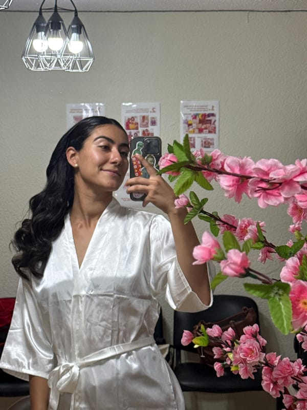 Woman documents beauty session with selfies in Puebla salon